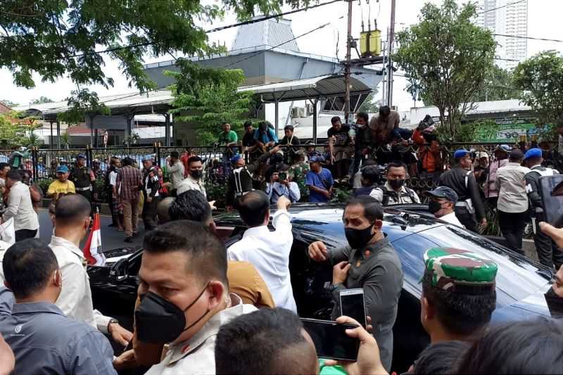 Demi Lihat Jokowi, Warga Surabaya Nekat Naik Pembatas Jalan