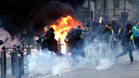 Demo Anti Covid-19 Rusuh, Pengunjuk Rasa Menembakkan Kembang Api ke Polisi Belgia