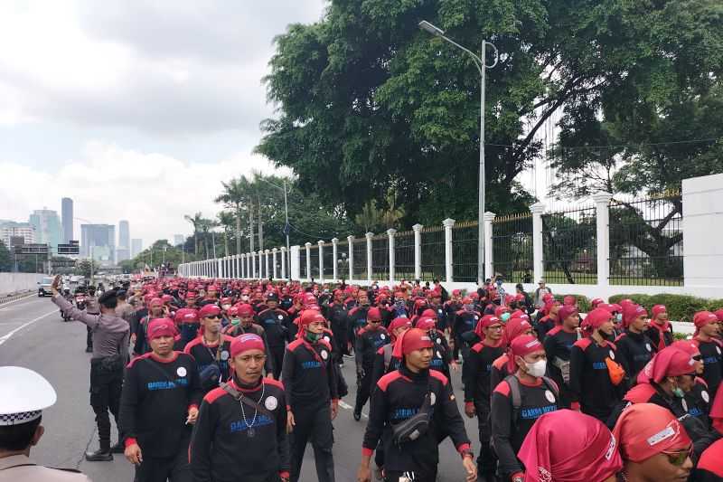 Demo Kenaikan Harga BBM, Massa Buruh Mulai Berdatangan ke Gedung DPR, Semoga Tidak Rusuh