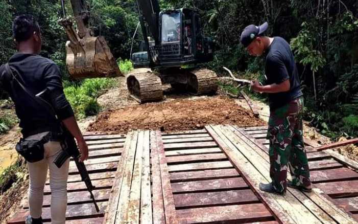 Dengan Bersenjata Lengkap Pasukan TNI dan Brimob Perbaiki Jembatan yang Dihancurkan KKB