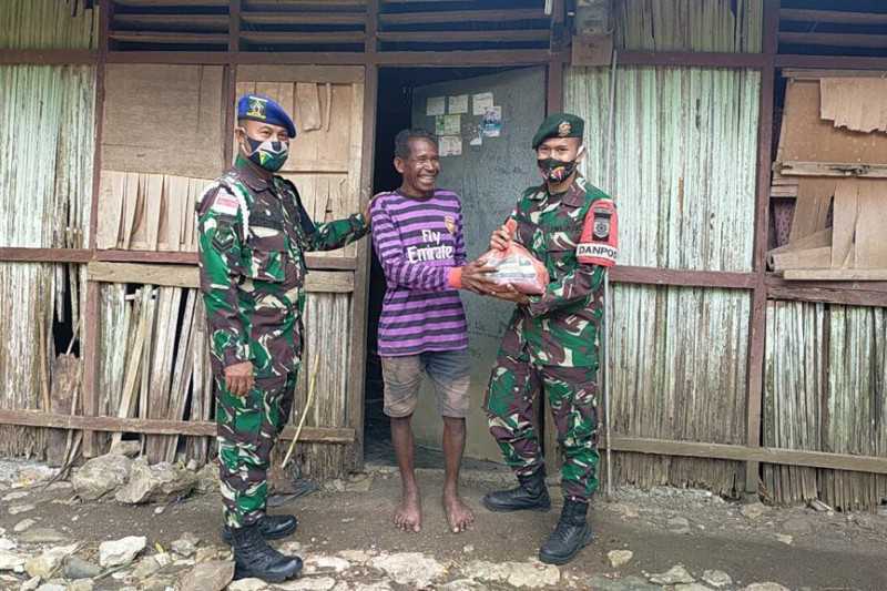 Dengan Peralatan Lengkap Tiba-tiba Prajurit TNI Datangi Rumah Warga di Perbatasan RI-Timor Leste