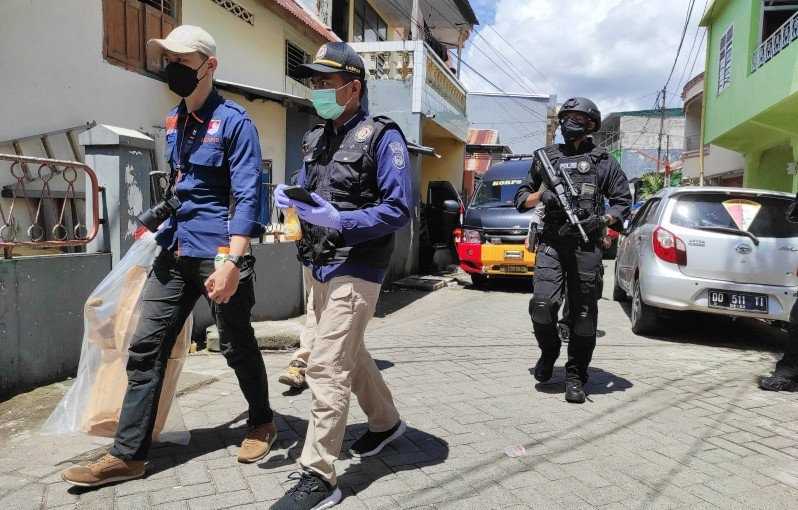 Densus 88 Geledah Rumah Pelaku Bom Katedral di Makassar