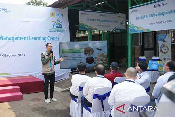 Depok Tangani Sampah Kantor