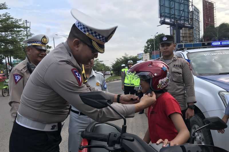 Di Batam, Pelanggar Lalu Lintas Malah Dibagikan Helm Gratis oleh Polisi