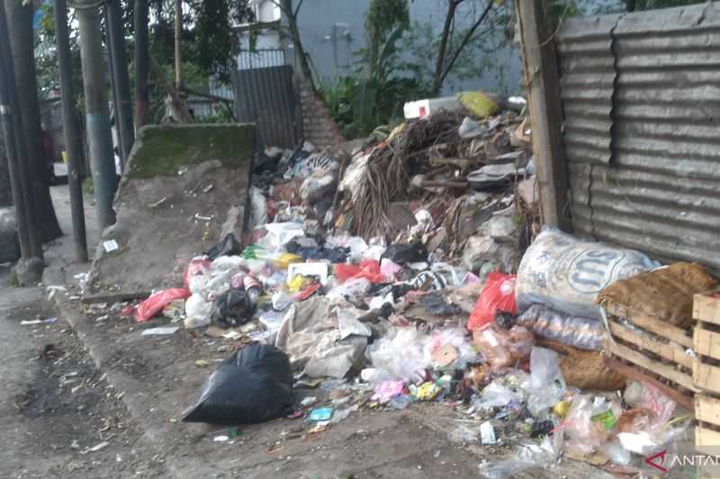 Di Cianjur, Warga Buang Sampah Sembarangan Kena Sanksi Sosial