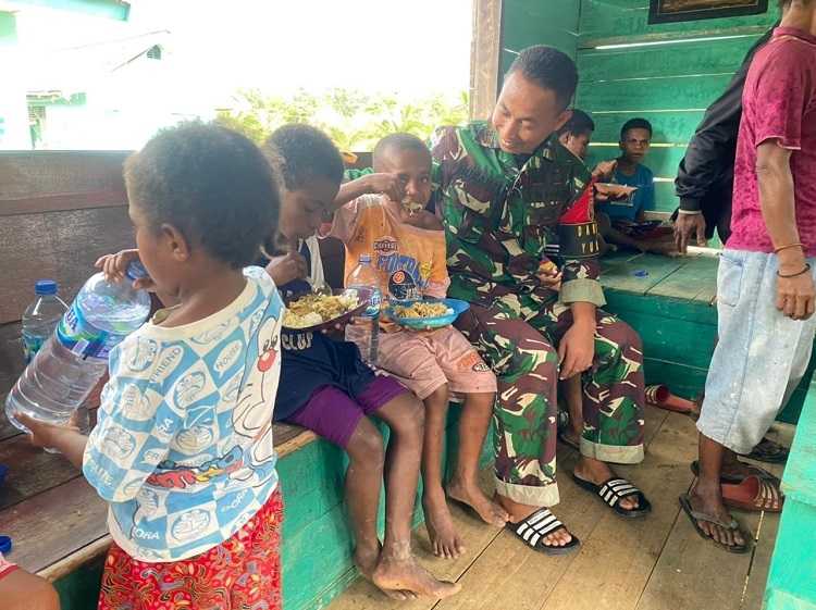 Di Hari Nan Fitri, Satgas Yonif 143/TWEJ Undang Masyarakat Pedalaman Papua