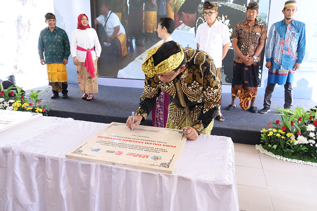 Di Hari Pahlawan, LPS Merevitalisasi Pura Sakenan dan Masjid Asy-Syuhada Bali