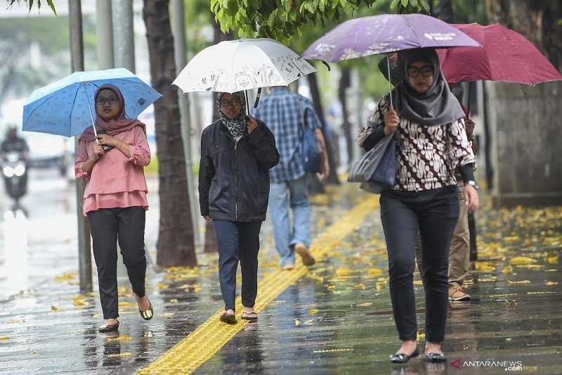 Di Rumah Saja, Beberapa Kawasan di DKI Jakarta Dilanda Hujan Disertai Angin Kencang