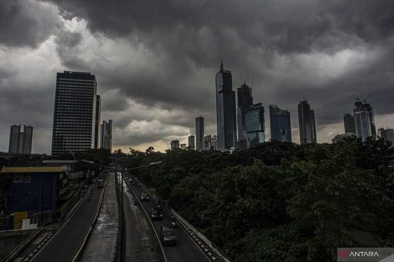 Di Rumah Saja, BMKG Ingatkan Masyarakat Waspadai Hujan Disertai Petir di Jakarta