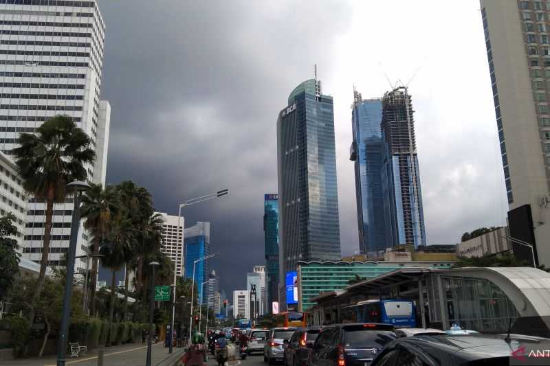 Di Rumah Saja, BMKG Minta Warga Waspadai Hujan Disertai Petir di Jaksel dan Jaktim