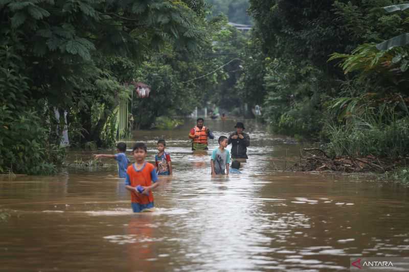 Di Rumah Saja, Hujan Disertai Petir dan Angin Landa Sebagian Jakarta pada Hari Minggu