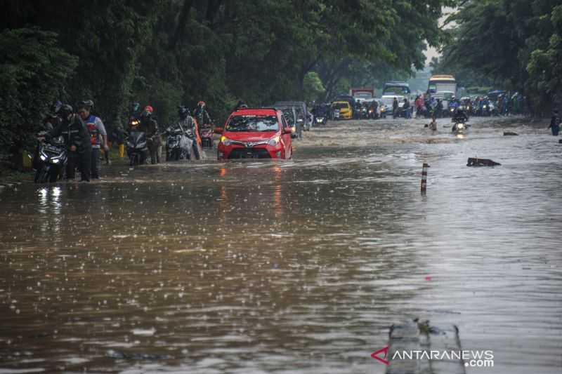 Di Rumah Saja, Hujan Lebat Disertai Petir dan Angin Kencang Diprakirakan Terjadi di Sejumlah Provinsi