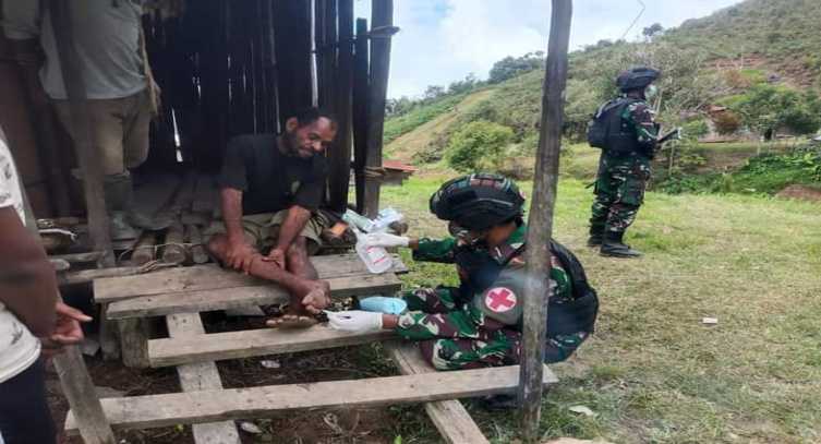 Di Tengah Ancaman Teror KKB, Prajurit TNI Tetap Membantu Warga Papua