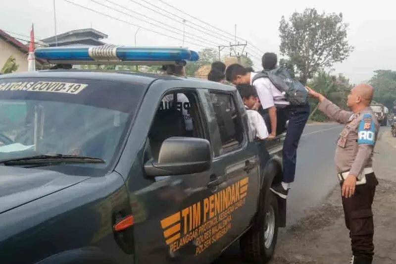 Di Tengah Citra Buruk Kasus Ferdy Sambo, Anggota Polres Majalengka Rela Bolak-balik Antar Warganya ke Sekolah