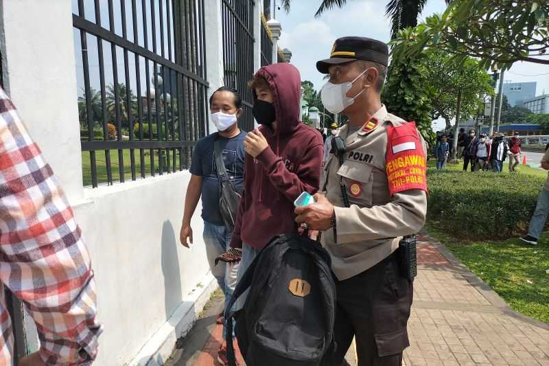 Di Tengah Demo Mahasiswa, Polisi Tangkap Pemuda Berseragam SMA di Depan Gedung DPR