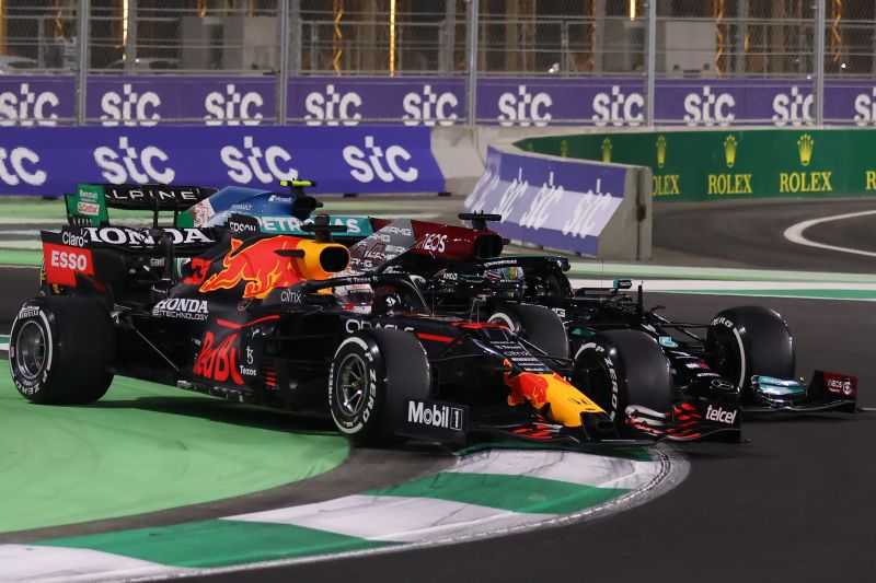 Di Tengah Drama Kecelakaan yang Menegangkan, Hamilton Redam Verstappen di GP Arab Saudi