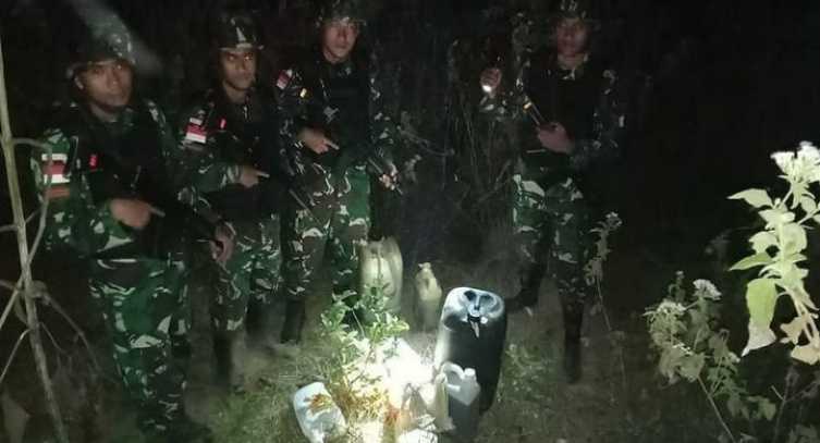 Di Tengah Hutan dalam Gelap Malam, Prajurit TNI Gagalkan Penyelundupan BBM