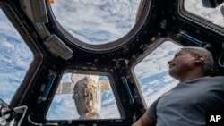 Di Tengah Ketegangan Politik, Astronaut AS Pulang ke Bumi dengan Pesawat Antariksa Rusia