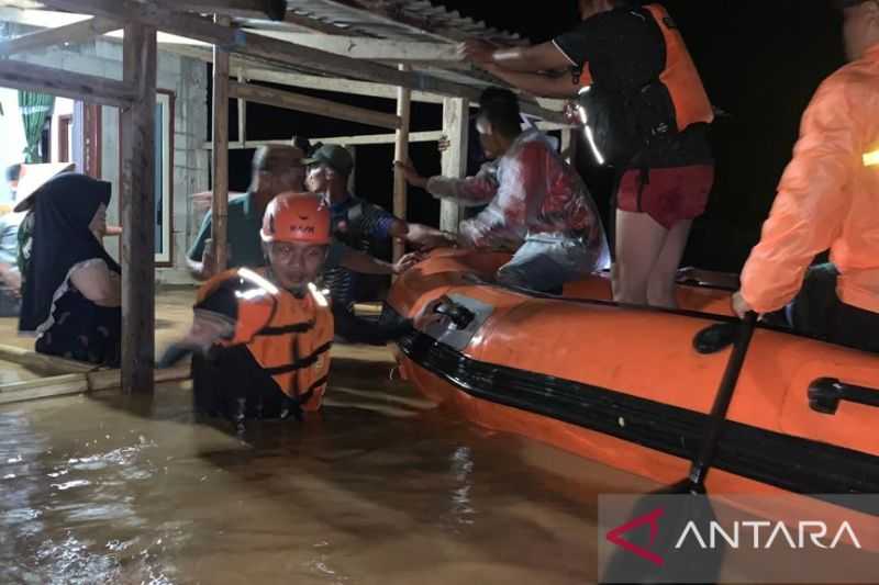 Di Tengah Malam, Tim SAR Gorontalo Utara Mulai Evakuasi Warga Terdampak Banjir