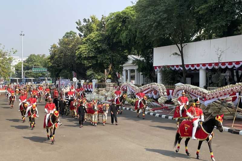 Dibawa dengan Kereta Kencana, Bendera Merah Putih dan Naskah Teks Proklamasi Tiba di Istana Merdeka