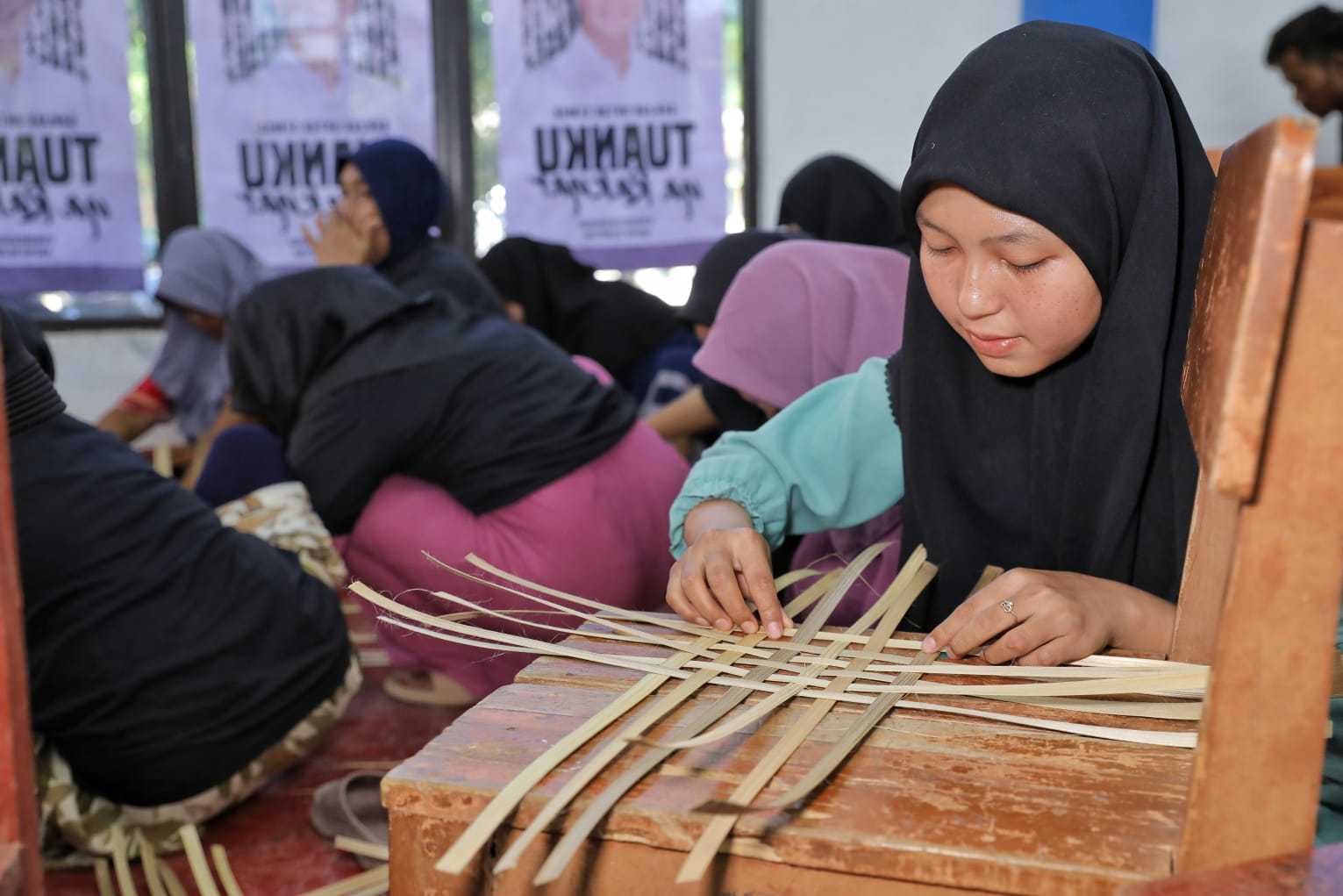 Dibekali Pelatihan Anyam Bambu, Warga Desa Pasirbaru Sukabumi: Terima Kasih Sukarelawan Ganjar Muda Padjajaran