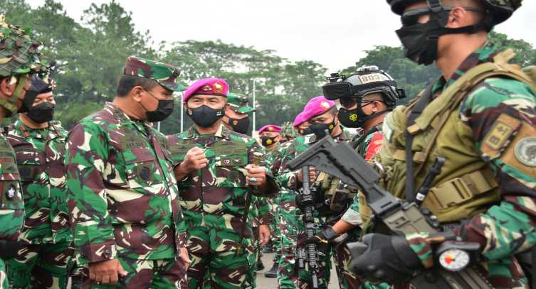 Didampingi Dankormar, Wakasal Inspeksi Kesiapan Pasukan dan Kendaraan Tempur Marinir