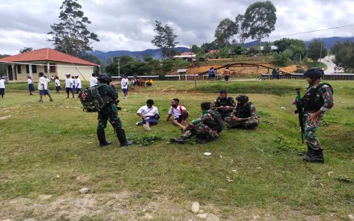 Didatangi Prajurit TNI Bersenjata Lengkap, Siswa Siswi Distrik Bolakme Justru Menyambutnya dengan Riang
