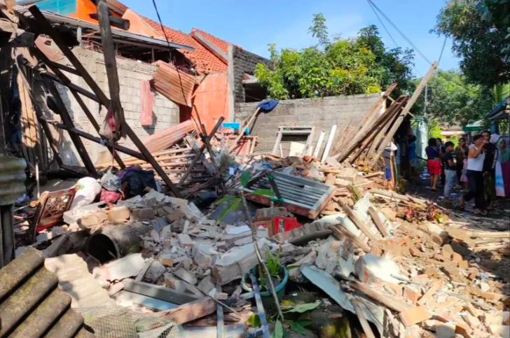 Diduga karena Bahan Pembuat Petasan, Di Tengah Perkampungan Padat Penduduk Sebuah Rumah Hancur Rata dengan Tanah karena Ledakan Besar