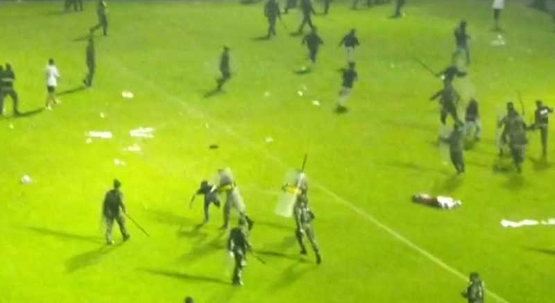 Diduga Seratus Lebih Suporter Tewas dalam Kerusuhan Pertandingan  Arema FC-Persebaya di Malang