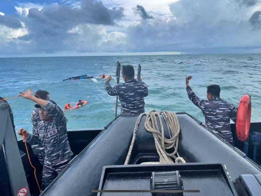 Dihantam Ombak Perairan Selat Karimata, Kapal Pengangkut Pupuk Ini Tenggelam, Pangkalan Angkatan Laut Pontionak Segera Melesat