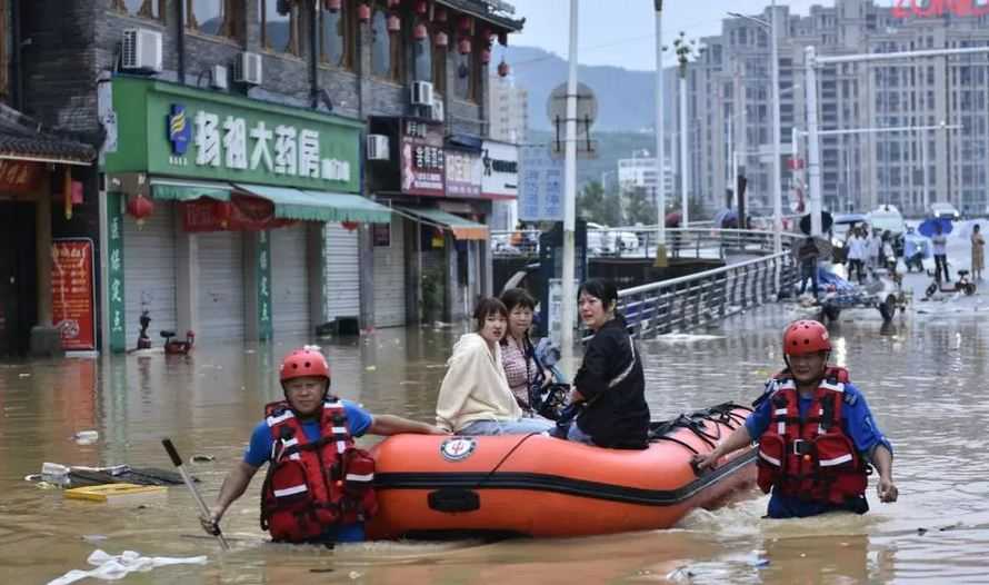 Dikepung Banjir, Ribuan Warga Tiongkok Dievakuasi