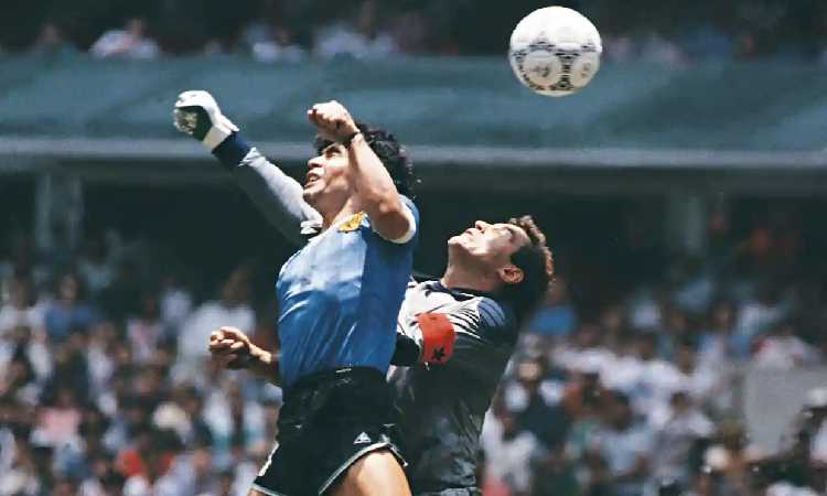 Dilelang, Bola Gol ‘Tangan Tuhan’ Maradona Ditaksir Capai Puluhan Miliar