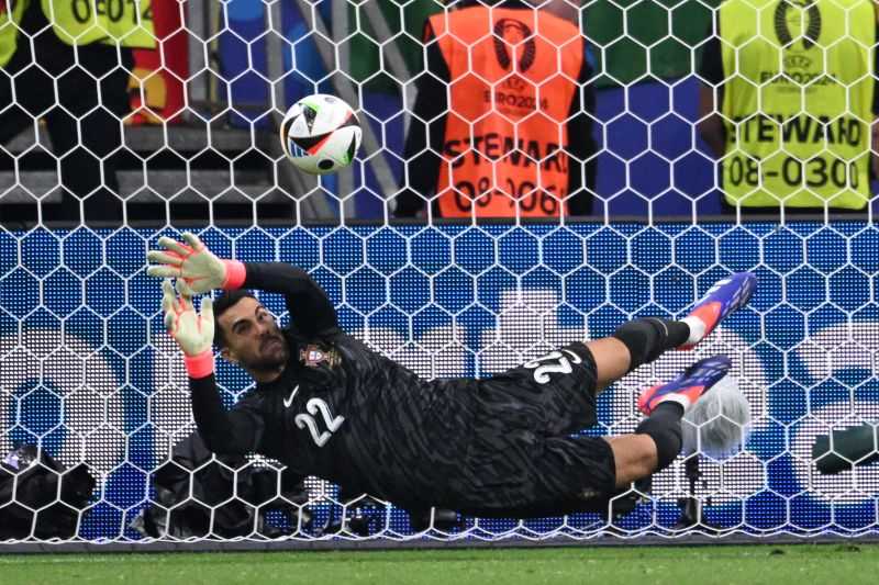 Diogo Costa Antar Portugal ke Perempat Final Piala Eropa Hadapi Prancis