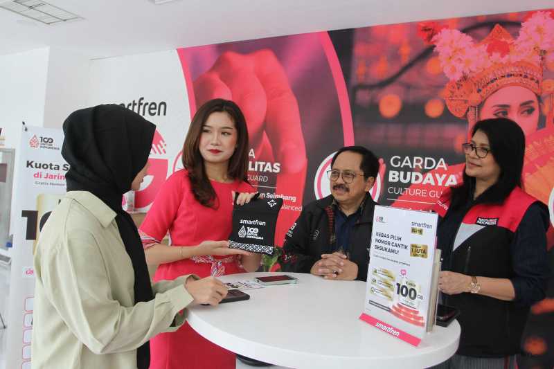 Direksi Smartfren Beri Kejutan pada Pelanggan di Galeri