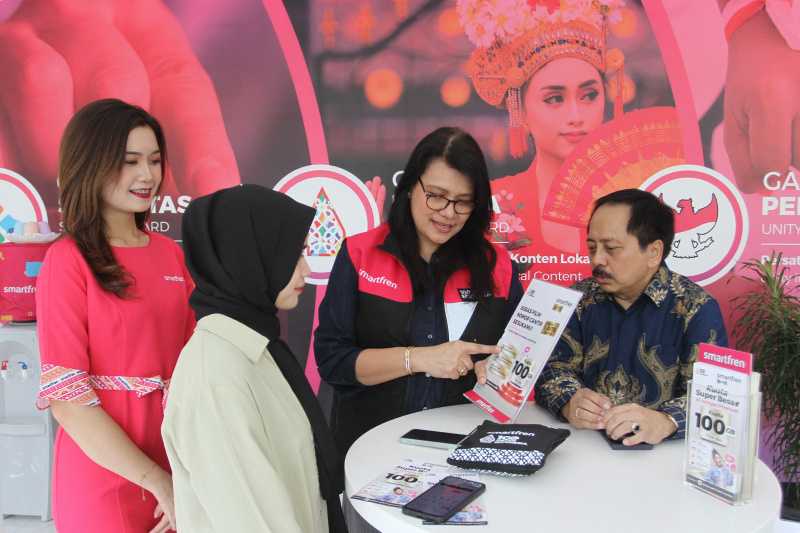 Direksi Smartfren Beri Kejutan pada Pelanggan di Galeri 2