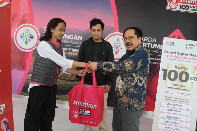 Direksi Smartfren Beri Kejutan pada Pelanggan di Galeri 3