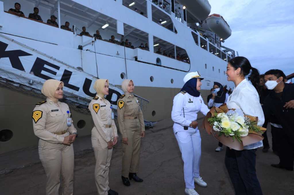 Direktur Utama PT PELNI (Persero) memberikan apresiasi kepada kru kapal wanita KM Kelud saat hari ibu 1