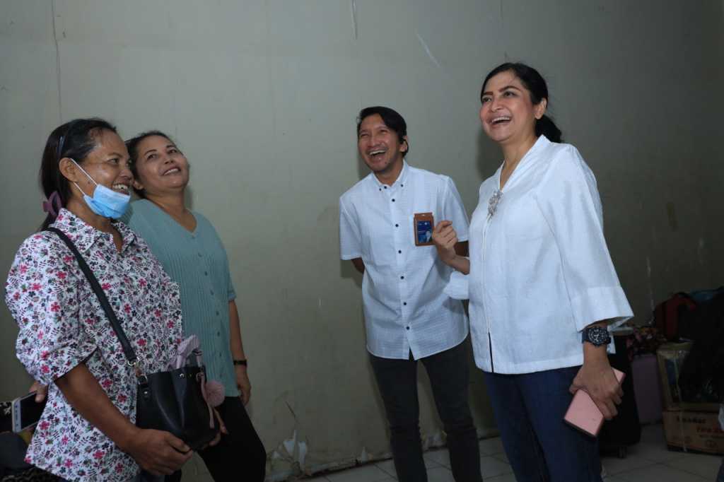 Direktur Utama PT PELNI (Persero) memberikan apresiasi kepada kru kapal wanita KM Kelud saat hari ibu 2