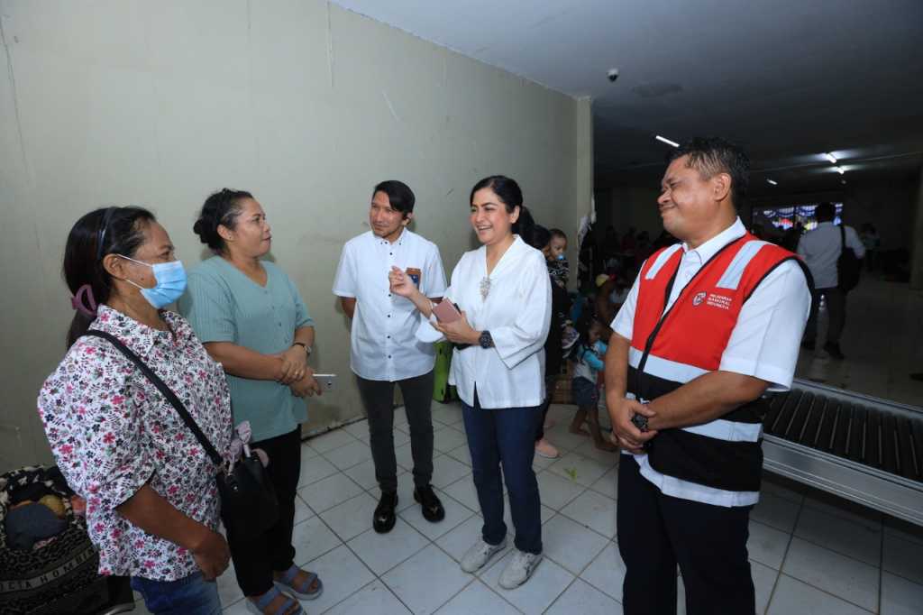 Direktur Utama PT PELNI (Persero) memberikan apresiasi kepada kru kapal wanita KM Kelud saat hari ibu 3