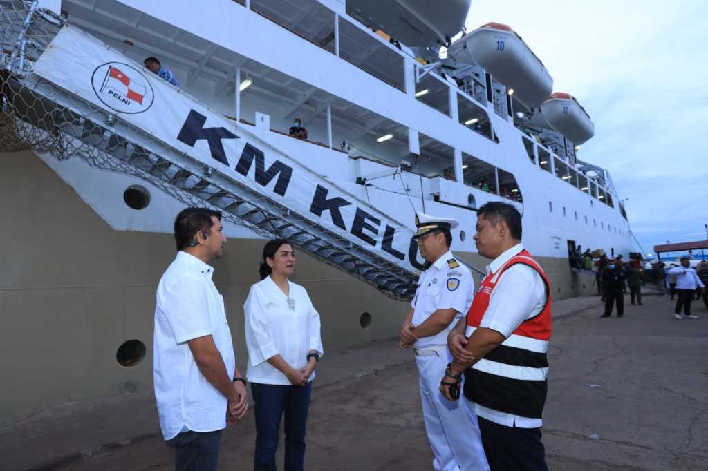 Direktur Utama PT PELNI (Persero) memberikan apresiasi kepada kru kapal wanita KM Kelud saat hari ibu 5