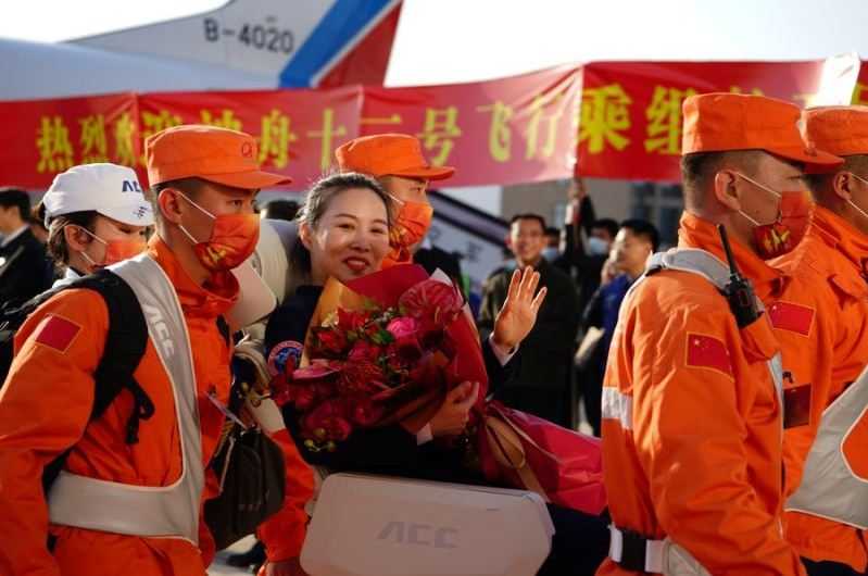 Disambut Meriah, Tiga Astronaut Pesawat Antariksa Berawak Shenzhou-13 Tiba di Beijing