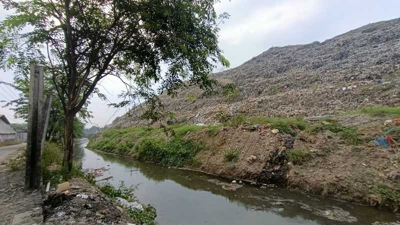 Diserbu Leachate Hitam, Masa Depan Kali Asem Suram