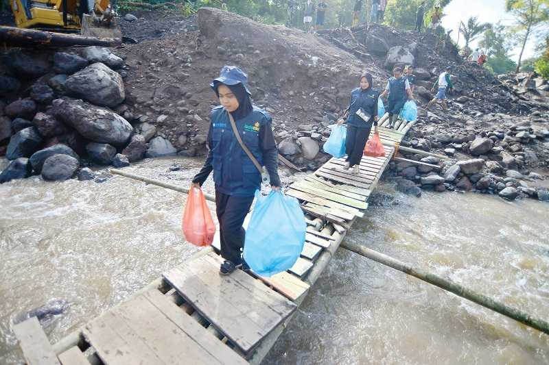 DISTRIBUSI LOGISTIK KE DAERAH TERISOLIR DAMPAK BANJIR BANDANG