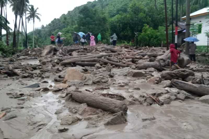 Diterjang Banjir, Akses Jalan Trans Sulawesi di Parimo Terputus