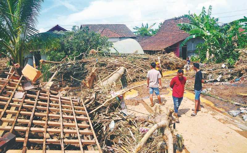 DITERJANG BANJIR BANDANG