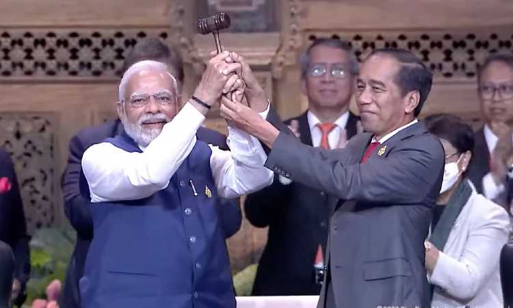 Ditutup, Jokowi Serahkan Estafet Kepemimpinan Presidensi G20 ke India