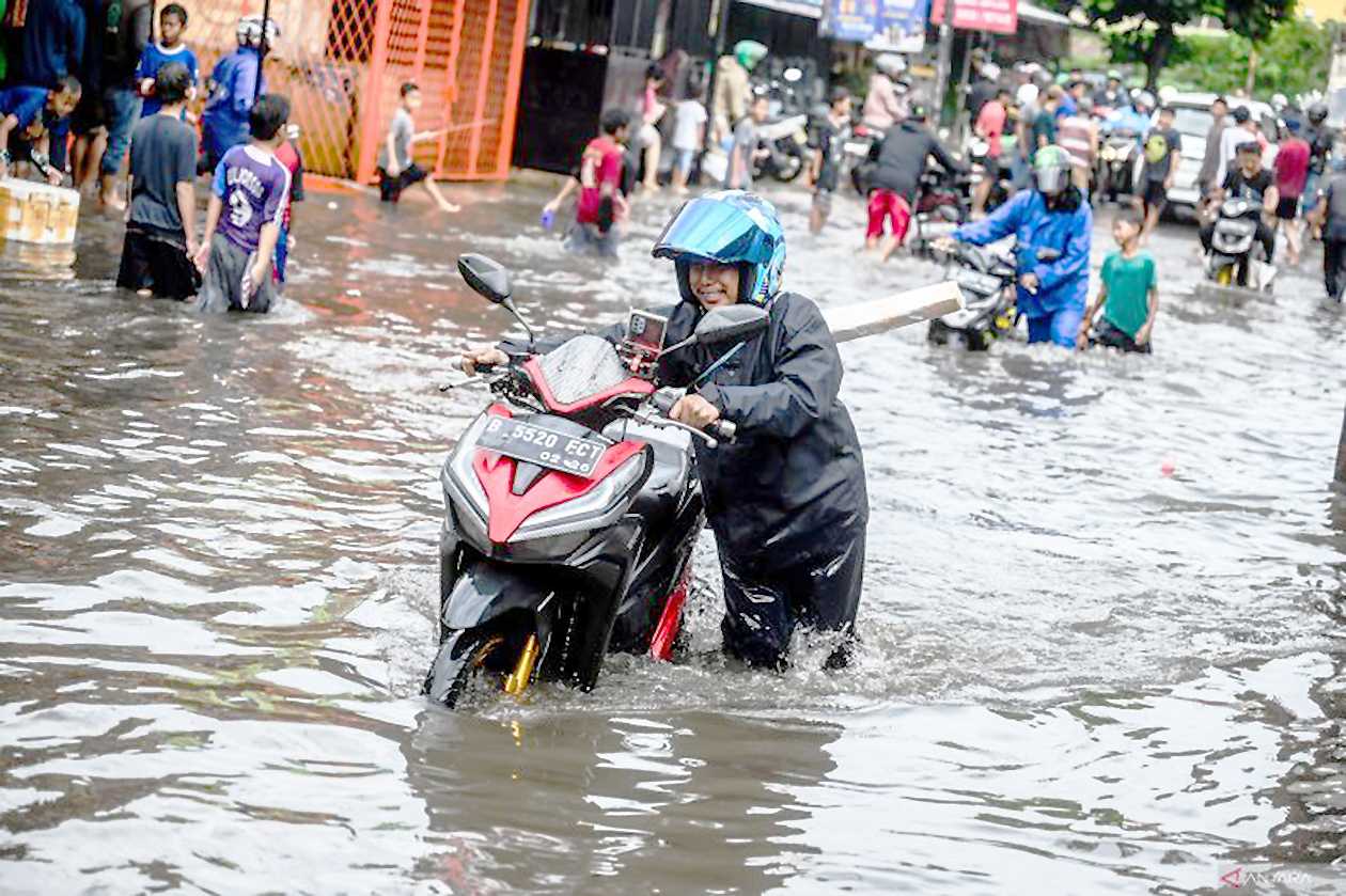 DKI Siagakan Ribuan Petugas dan Pompa Antisipasi Banjir