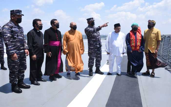 Doa Bersama Tokoh Lintas Agama di Atas Kapal Perang TNI AL