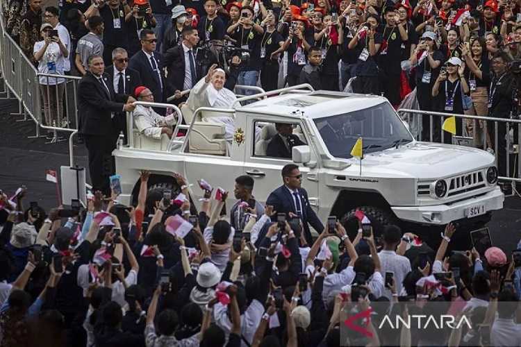 Doa Umat Dipanjatkan dengan Berbagai Bahasa Daerah di Indonesia pada Misa Paus Fransiskus di GBK