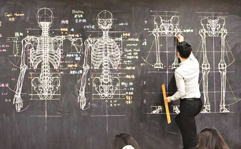 Dosen Taiwan Menjadi Viral dengan Gambar Anatomi di Papan Tulis